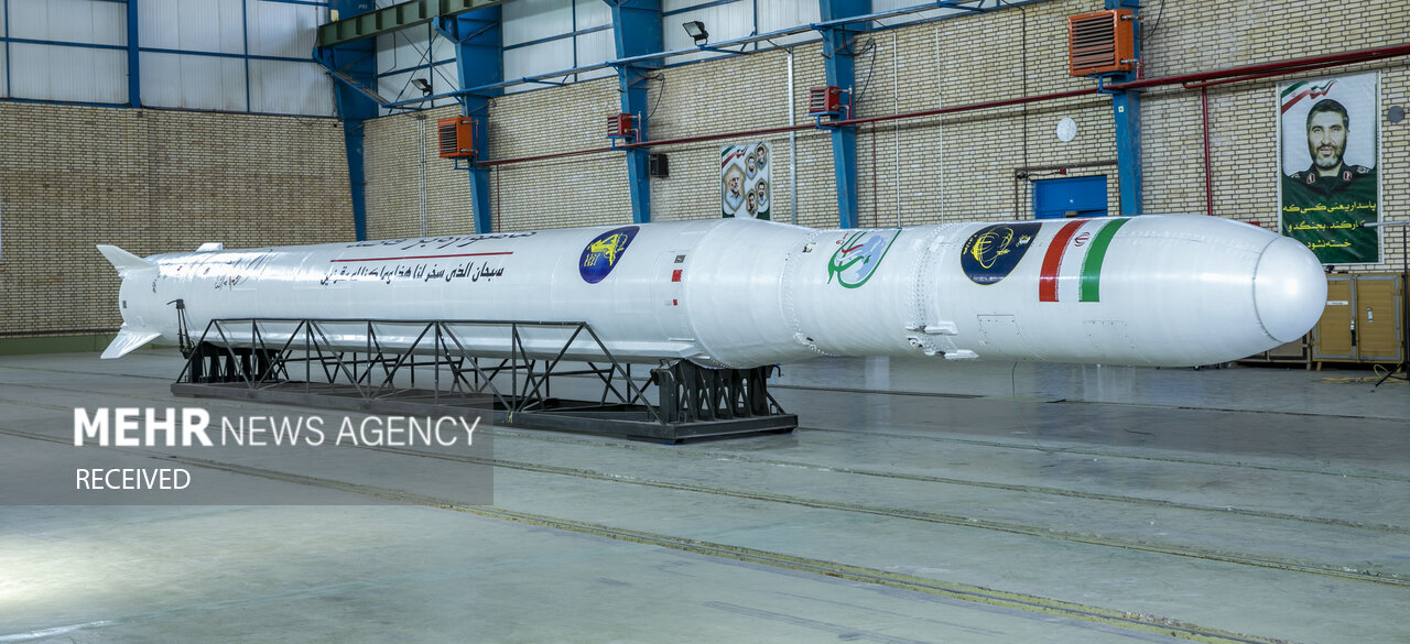 İran'ın yerli uydu taşıma roketleriyle uzaya yükselişi