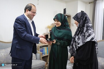 اعطای مدال نقره‌ای دانشگاه تهران به همسر و فرزند شهید فرهاد صابر