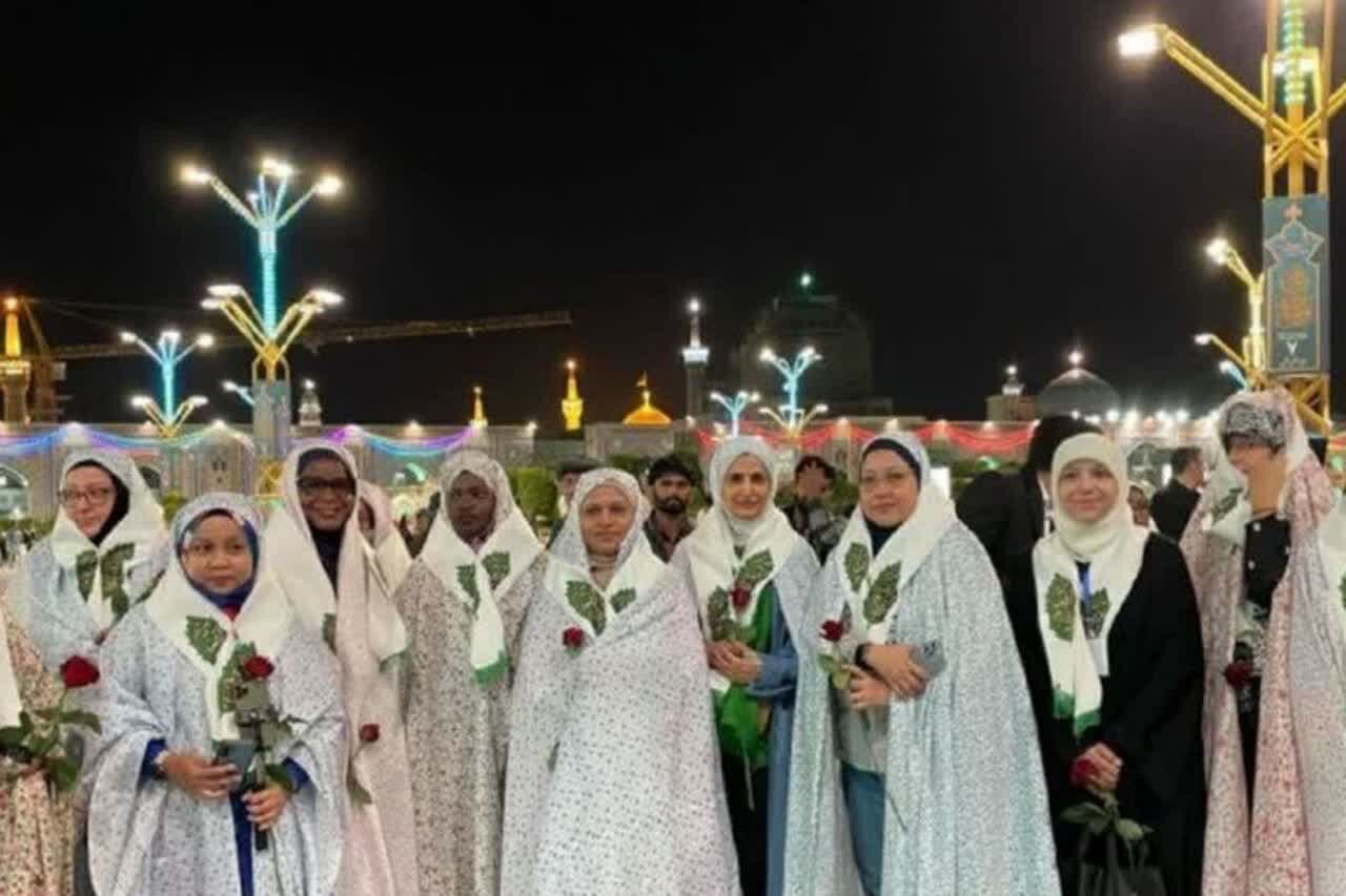 تشرف بانوان مهمان جشنواره «رسانه خورشید» به حرم مطهر رضوی