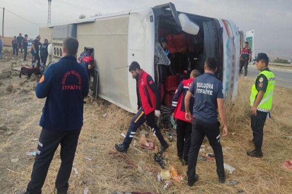 Amasya'da yolcu otobüsü devrildi: 6 ölü, 35 yaralı Amasya'da yolcu otobüsü devrildi: 6 ölü, 35 yaralı