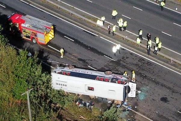 واژگونی اتوبوس مدرسه در انگلستان ۲ کشته برجای گذاشت