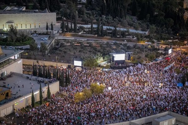 اعتصاب سراسری خانوادههای اسرای صهیونیست مقابل مقر وزارت جنگ