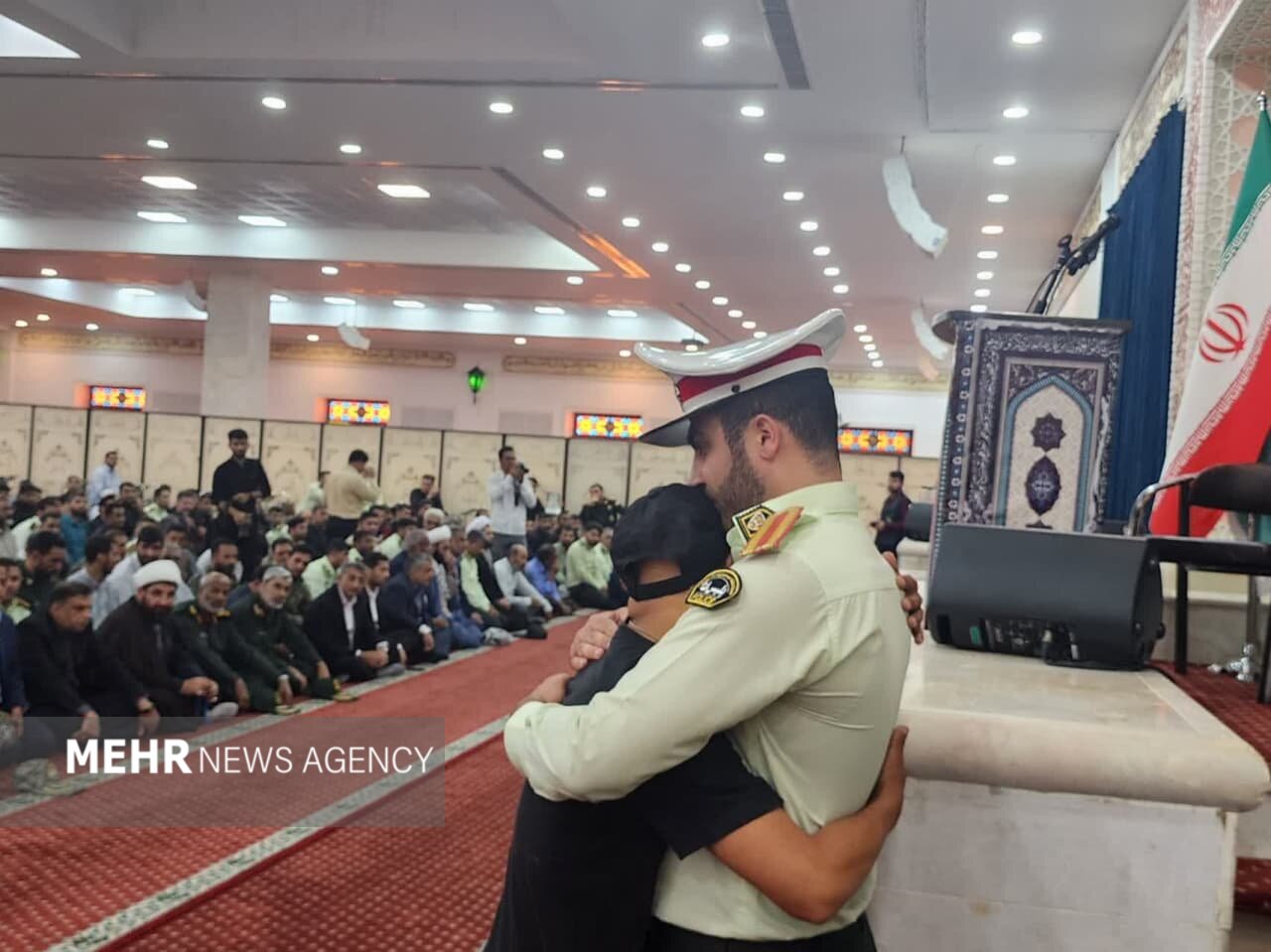 نیروهای انتظامی اجازه قدعلم کردن قانونشکنان را نمی دهد