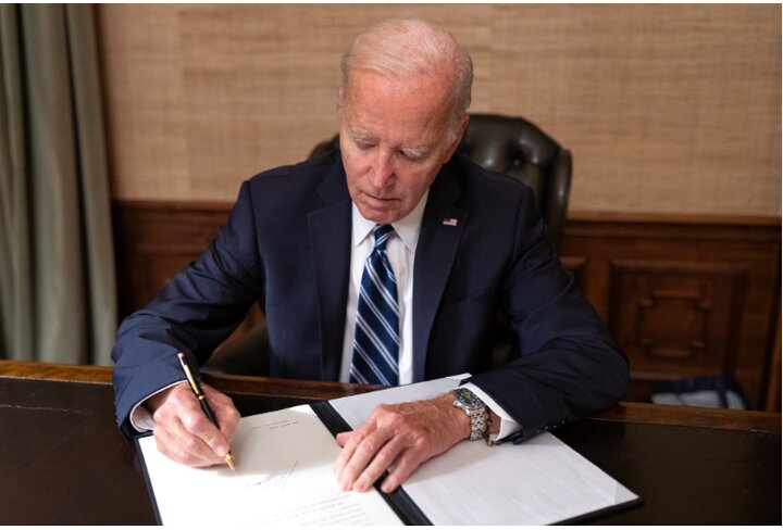 Biden vows to support Ukraine, despite budget fiasco
