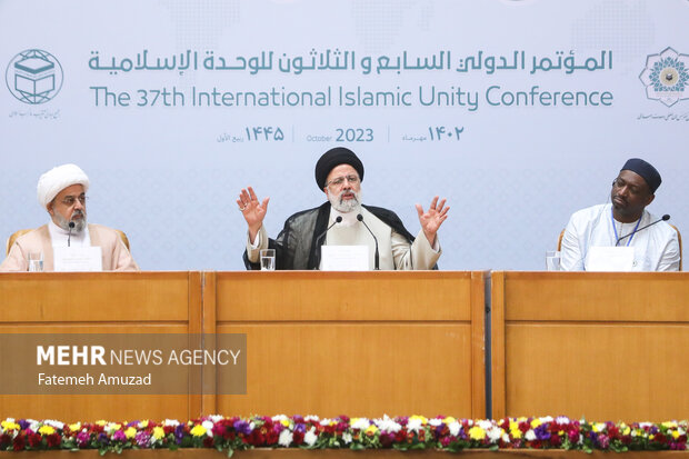 حجت الاسلام سید ابراهیم رئیسی رئیس جمهور در در حال سخنرانی در مراسم افتتاحیه سی و هفتمین کنفرانس بین المللی وحدت اسلامی است