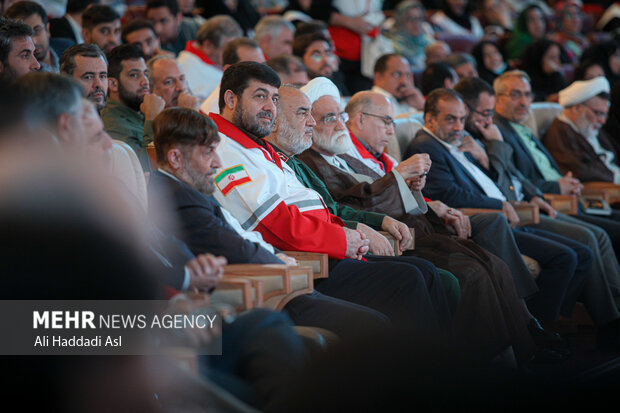 پیر حسین کولیوند رئیس جمعیت هلال احمر در مراسم تجلیل از خادمان جمعیت هلال احمر در اربعین حسینی (ع) حضور دارد