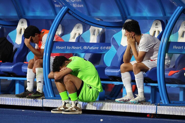 تصاویری از واکنش سرمربی و بازیکنان تیم فوتبال امید به حذف از آسیا