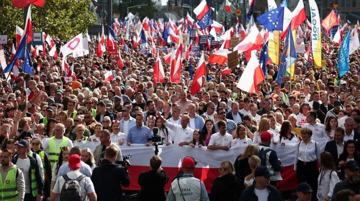 Polish opposition holds massive rally prior to tight election