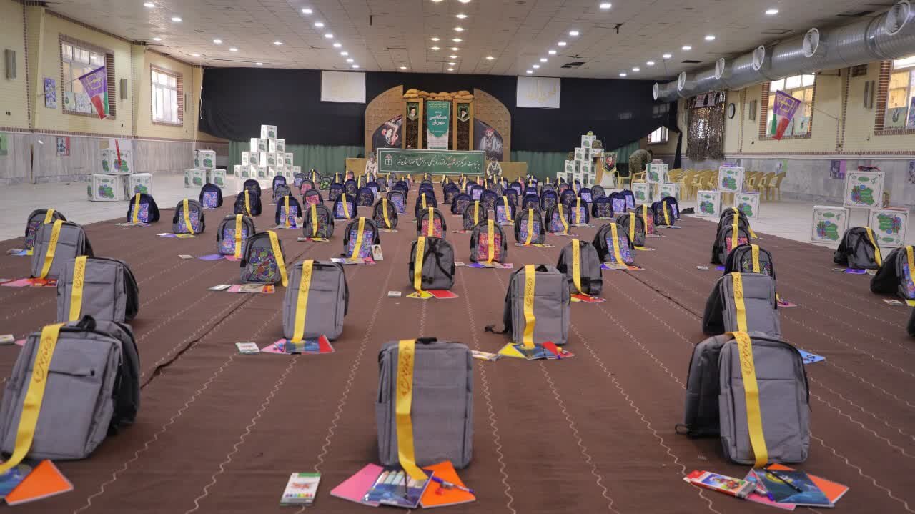 ۱۳هزار بسته لوازم التحریر بین دانشآموزان کم برخوردار قم توزیع شد