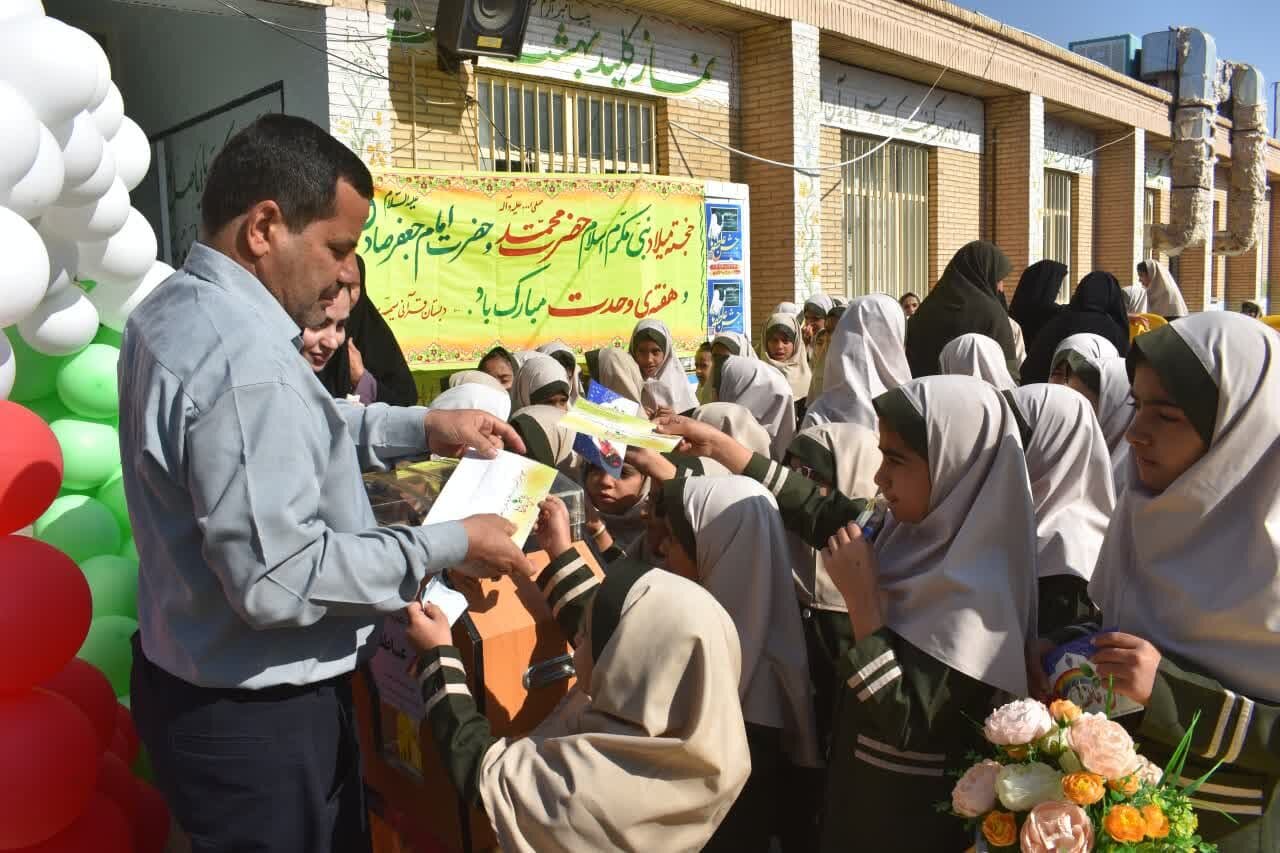 جشن عاطفهها در مدارس بهاباد برگزار شد