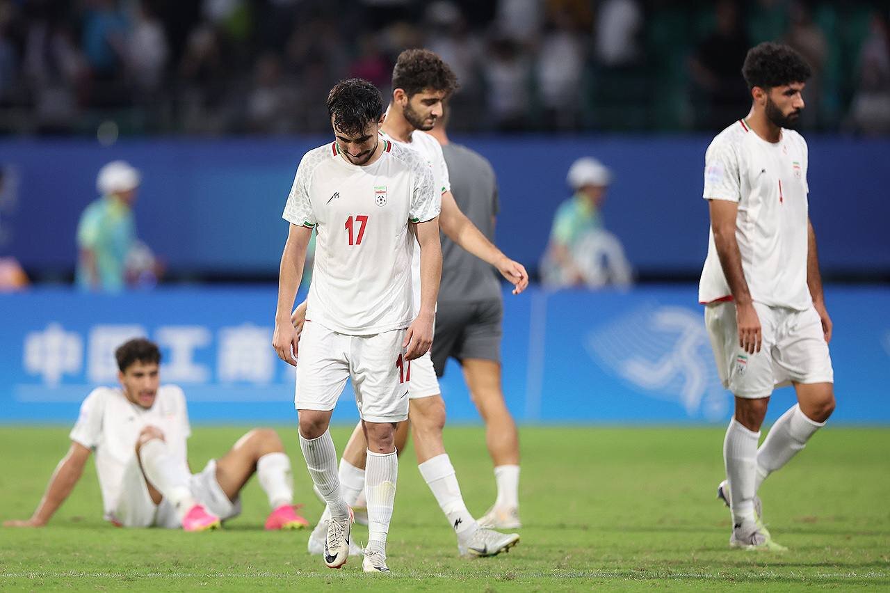 تصاویری از واکنش سرمربی و بازیکنان تیم فوتبال امید به حذف از آسیا