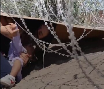 تلاش دلهره آور مادر و کودک ونزوئلایی برای عبور از مرز آمریکا+ فیلم