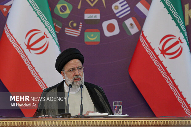 حجت الاسلام سید ابراهیم رئیسی رئیس جمهور در  حال سخنرانی در نشست جشنواره بین المللی رسانه ای خورشید  است