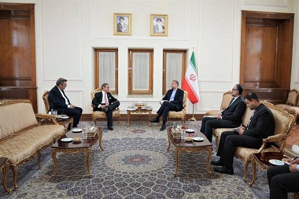 أمين مجلس الأمن القومي الأرميني يلتقي وزير الخارجية الإيراني