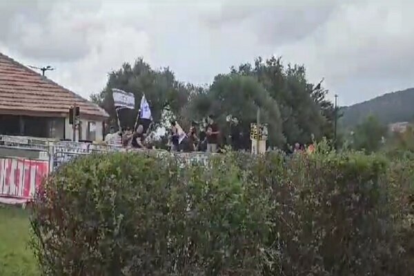 تجمع صهیونیست‌های معترض در مقابل هتل محل اقامت نتانیاهو