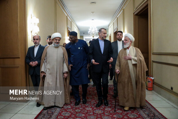 امیر عبدالهیان وزیر امور خارجه کشور دوشنبه ۱۰ مهر ۱۴۰۲ در دفتر مطالعات وزارت خارجه با مهمانان شرکت کننده در کنفرانس وحدت اسلامی دیدار کرد