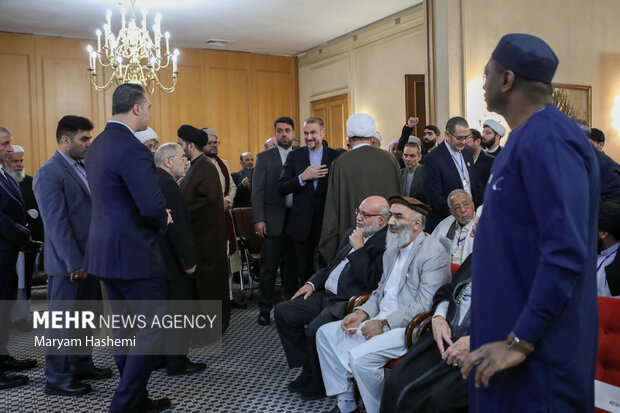 امیر عبدالهیان وزیر امور خارجه کشور دوشنبه ۱۰ مهر ۱۴۰۲ در دفتر مطالعات وزارت خارجه با مهمانان شرکت کننده در کنفرانس وحدت اسلامی دیدار کرد