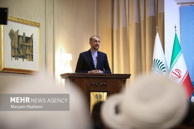 حسین امیر عبدالهیان وزیر امور خارجه ایران در حال سخنرانی درکنفرانس وحدت اسلامی است 