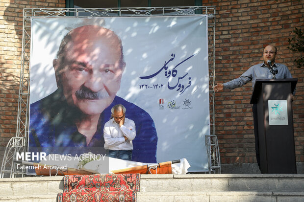 اصغر همت بازیگر سینما و تئاتر در مراسم تشییع پیکر فردوس کاویانی حضور دارد