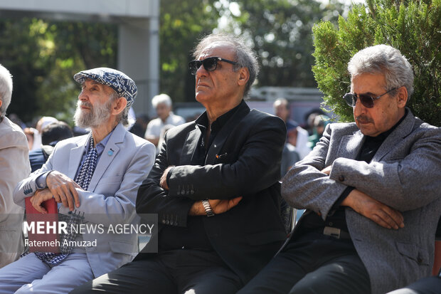قطب الدین صادقی بازیگر سینما و تلویزیون در مراسم تشییع پیکر فردوس کاویانی حضور دارد