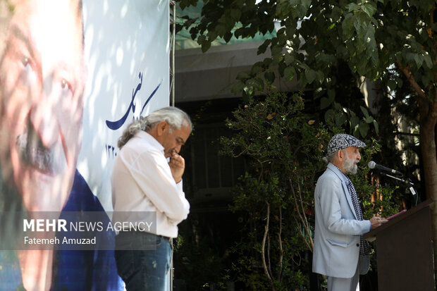 اسماعیل خلج کارگردان سینما و تلویزیون در حال سخنرانی در مراسم تشییع پیکر فردوس کاویانی است