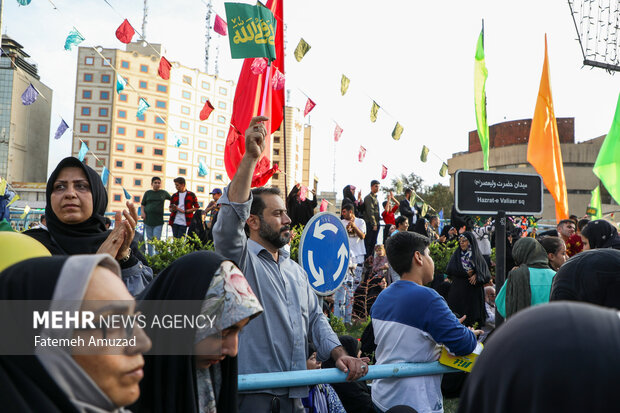 مردم تهران در جشن میلاد حضرت محمد (ص) عصر سه‌شنبه ۱۱ مهر ماه ۱۴۰۲ که با حضور جمعی از مداحان اهل بیت (ع)، در میدان حضرت ولیعصر (عج) تهران برگزار شد، شرکت کردند