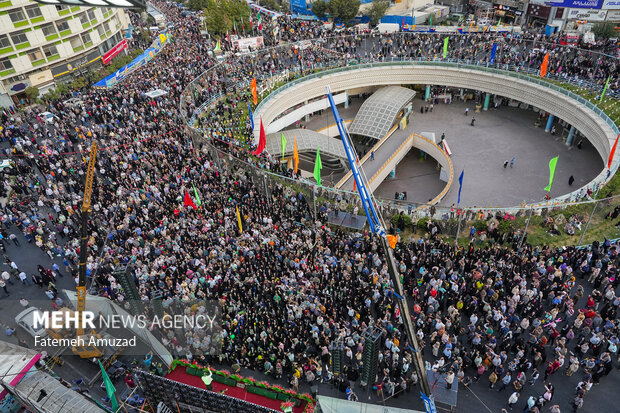 مردم تهران در جشن میلاد حضرت محمد (ص) عصر سه‌شنبه ۱۱ مهر ماه ۱۴۰۲ که با حضور جمعی از مداحان اهل بیت (ع)، در میدان حضرت ولیعصر (عج) تهران برگزار شد، شرکت کردند