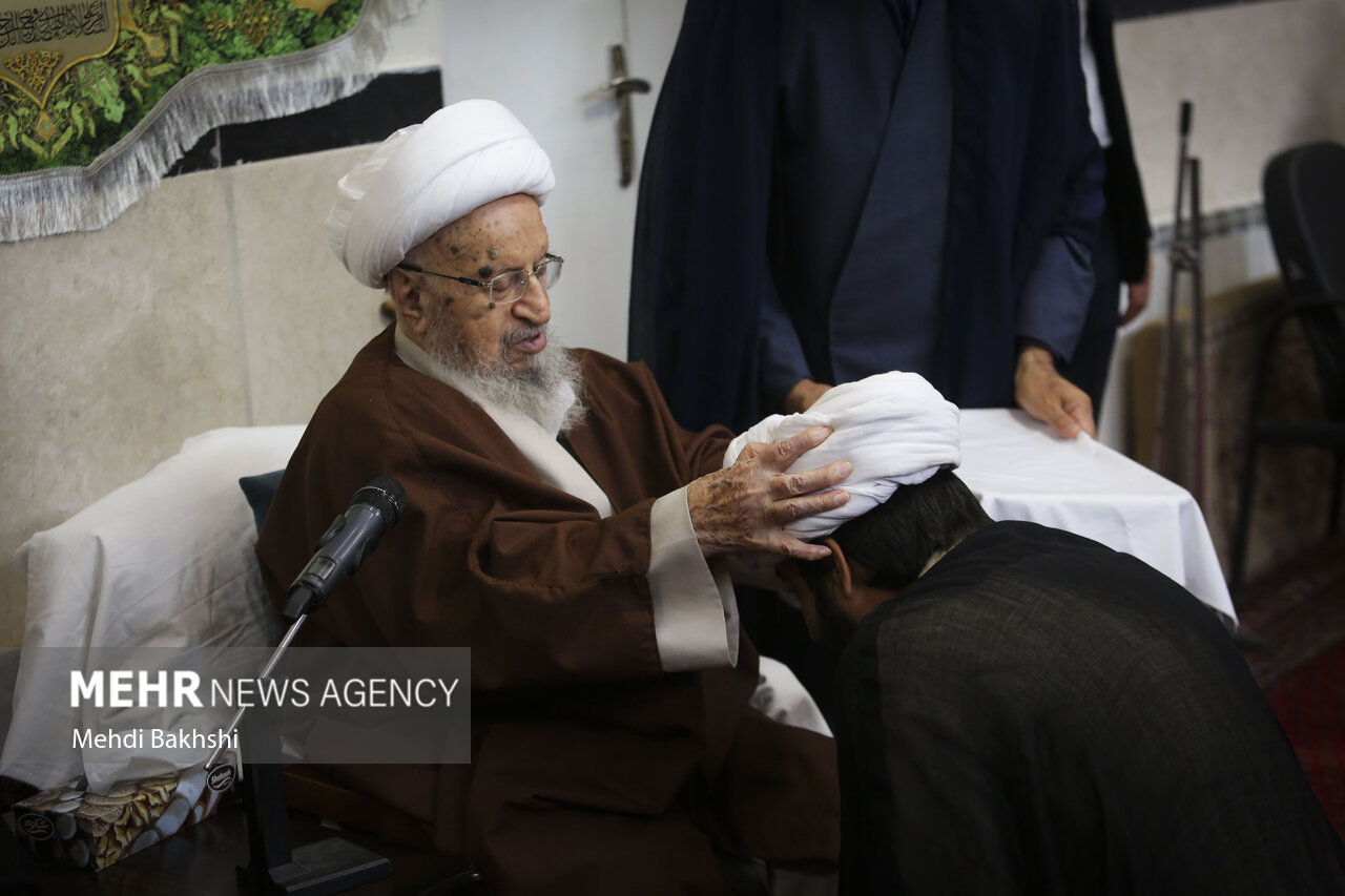 مراسم عمامه گذاری جمعی از طلاب در قم برگزار شد + تصاویر