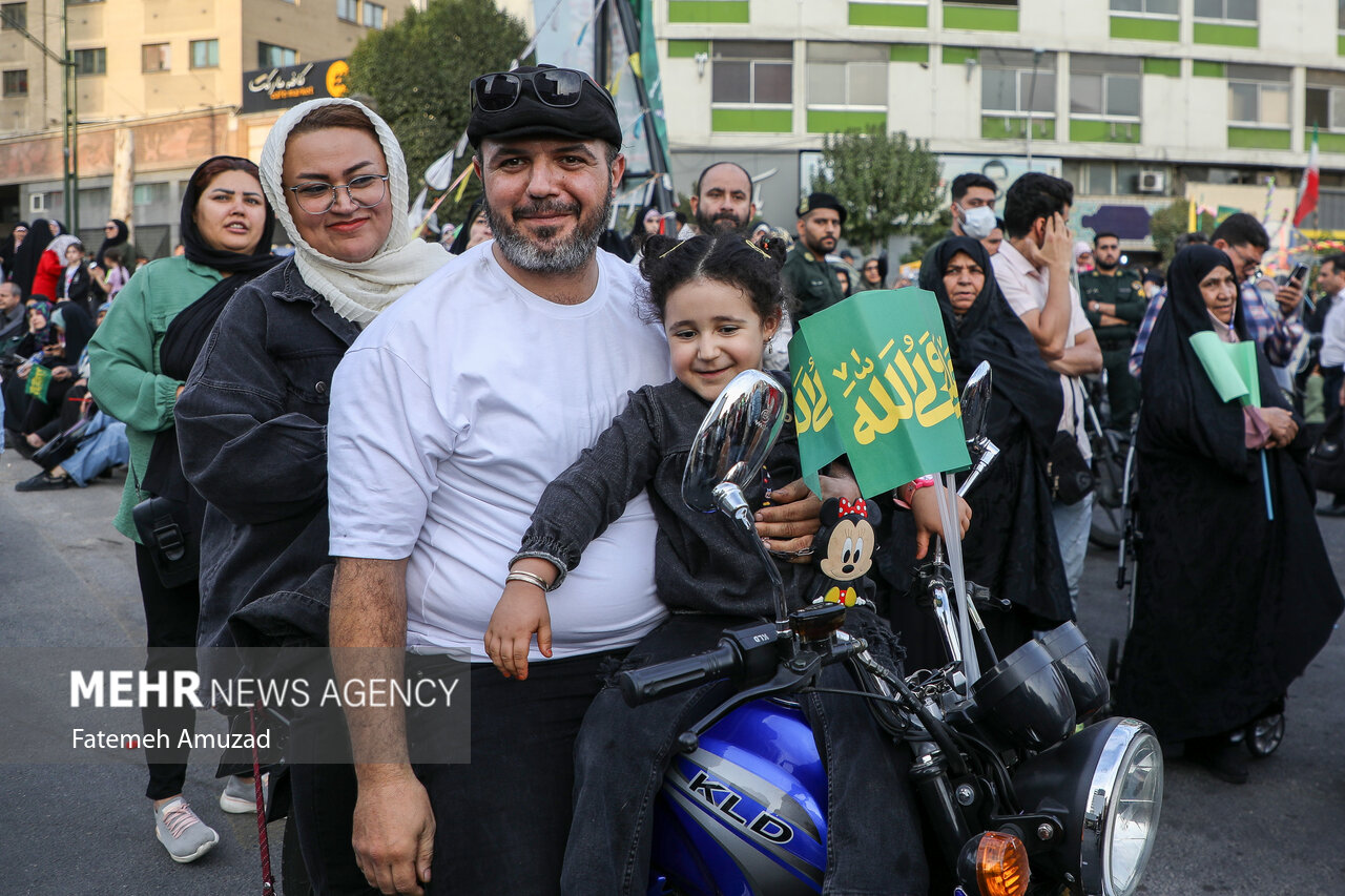 جشن مردم تهران در سالروز میلاد پیامبر اعظم(ص) برگزار شد