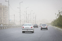طوفان شن در مسیر مشهد- سرخس دید افقی رانندگان را محدود کرد