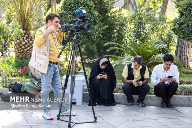 در حاشیه جلسه امروز چهارشنبه ۱۲ مهر ماه ۱۴۰۲ هیئت دولت، تعدادی از وزرای دولت سیزدهم در جمع خبرنگاران حاضر شدند