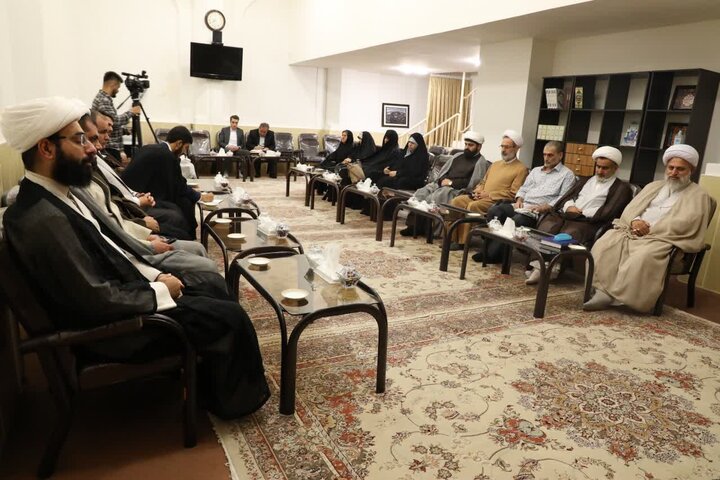 انقلابی بودن یکی از رسالت های بزرگ طلاب است