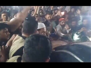 لاہور میں لوگوں نے پاکستانی سابق وزیراعظم کی گاڑی کو روک لیا، گالیاں دیں+ ویڈیو