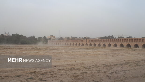 توفان گردوخاک اصفهان را درنوردید/گاوخونی و زایندهرود منشا ریزگرد