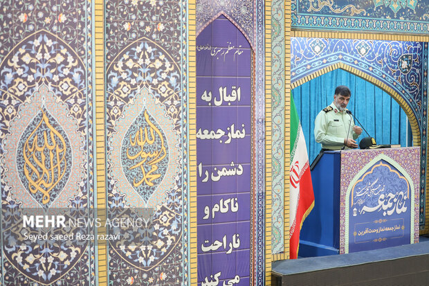 سردار احمدرضا رادان فرمانده کل انتظامی کشور در حال سخنرانی پیش از خطبه های نماز جمعه است