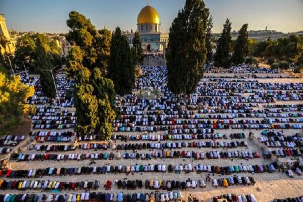 صیہونی فوج کی رکاوٹوں کے باوجود مسجد اقصیٰ میں 50 ہزار فلسطینیوں کی نماز جمعہ میں شرکت!
