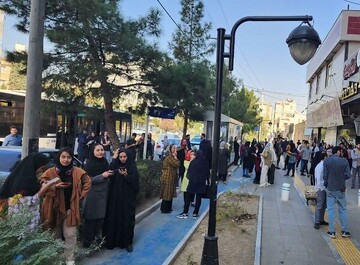 تجمع مردم در خیابان‌ های مشهد بعد از زلزله افغانستان