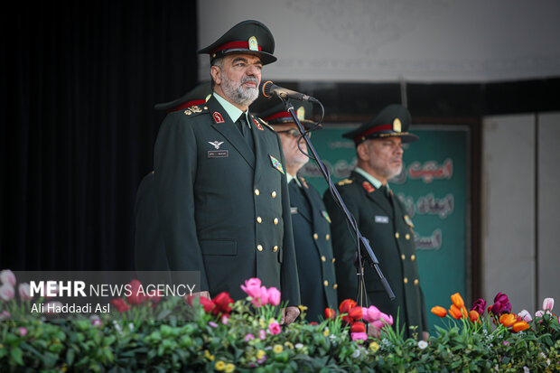 سردار احمد رضا رادان فرمانده کل انتظامی  در حال سخنرانی در مراسم صبحگاه عمومی فراجا است