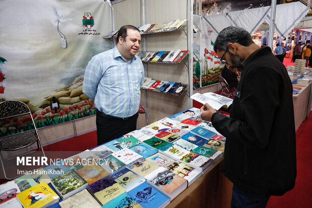 افتتاح نمایشگاه کتاب دفاع مقدس در همدان