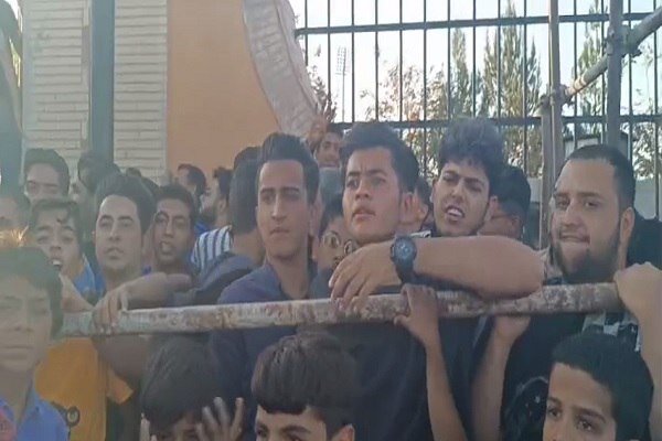 سردرگمی تماشاگران در بازی رفسنجان/ ساعت بازی استقلال تغییر کرد