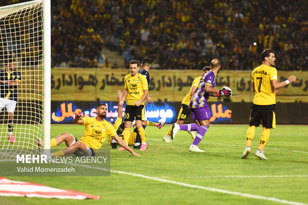 دیدار تیم‌های سپاهان اصفهان و صنعت نفت آبادان