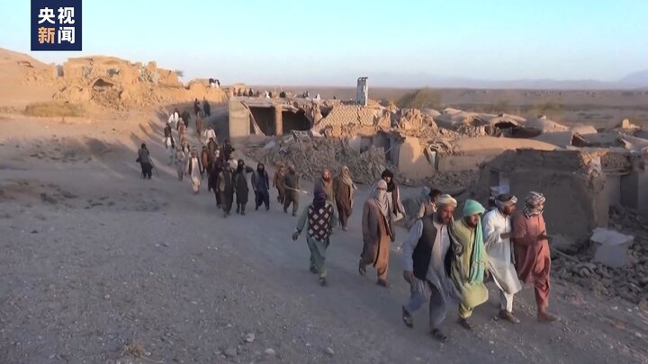 Afganistan'da depremlerde ölenlerin sayısı 320'ye çıktı