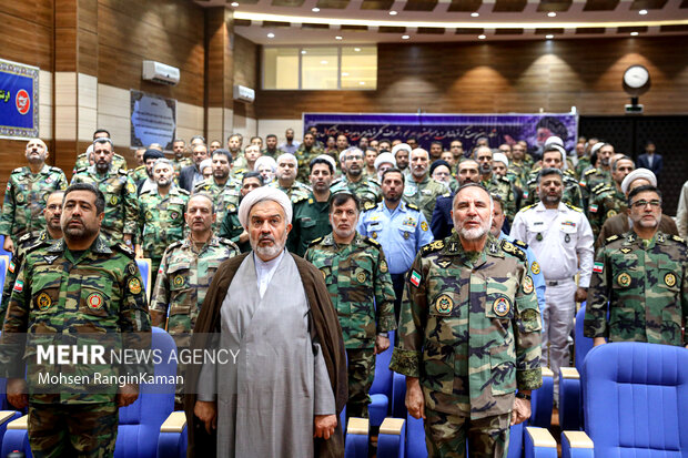  امیر سرتیپ کیومرث حیدری فرمانده نیروی زمینی ارتش در حال ادای احترام به سرود ملی در سیزدهمین جشنواره مالک اشتر نزاجا است