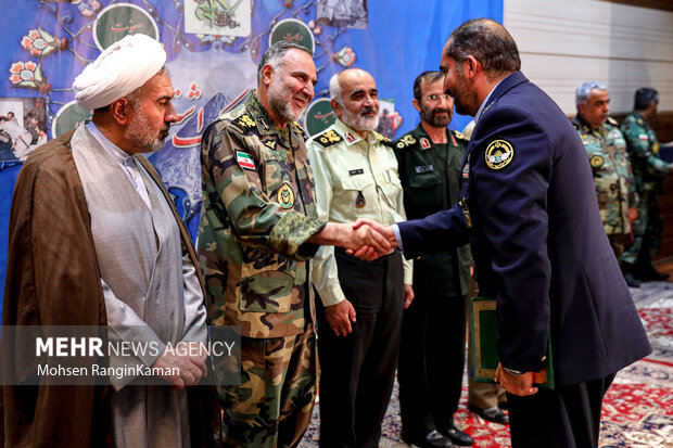  امیر سرتیپ کیومرث حیدری فرمانده نیروی زمینی ارتش  در حال تقدیر از برگزیدگان سیزدهمین جشنواره مالک اشتر نزاجا است