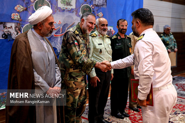  امیر سرتیپ کیومرث حیدری فرمانده نیروی زمینی ارتش  در حال تقدیر از برگزیدگان سیزدهمین جشنواره مالک اشتر نزاجا است