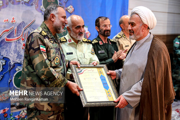  امیر سرتیپ کیومرث حیدری فرمانده نیروی زمینی ارتش  در حال تقدیر از برگزیدگان سیزدهمین جشنواره مالک اشتر نزاجا است