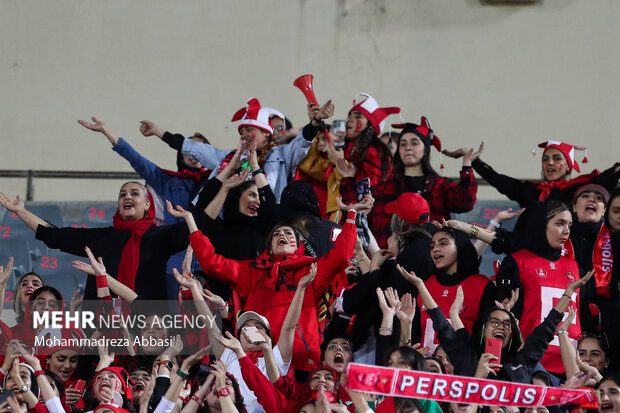 بانوان هوادار تیم فوتبال پرسپولیس تهران در دیدار تیم های فوتبال پرسپولیس تهران و گل گهر سیرجان حضور دارند