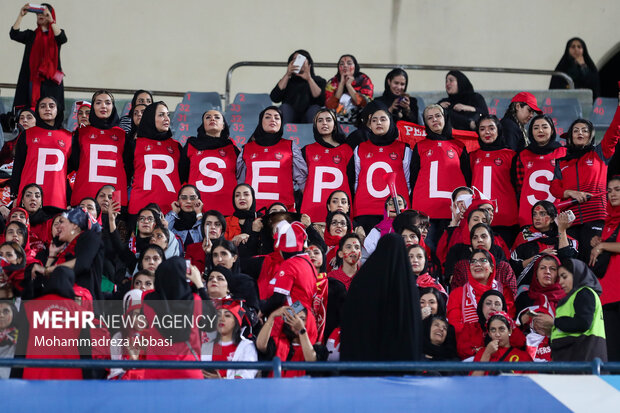 بانوان هوادار تیم فوتبال پرسپولیس تهران در دیدار تیم های فوتبال پرسپولیس تهران و گل گهر سیرجان حضور دارند