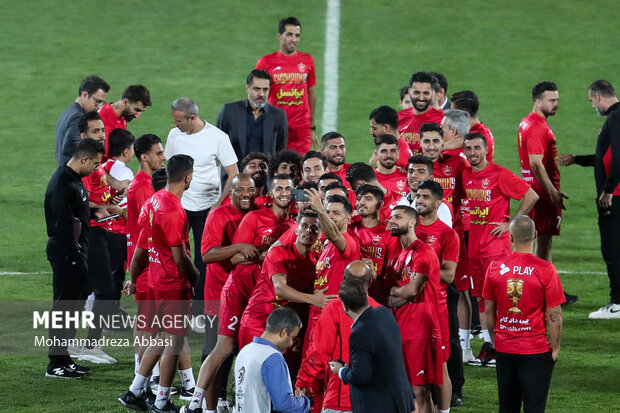 بازیکنان تیم فوتبال پرسپولیس تهران در حال گرفتن عکس یادگاری پیش از اهدای سوپر جام هستند 