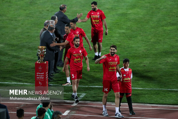 بازیکنان تیم فوتبال پرسپولیس تهران در حال انجام تشریفات پیش از اهدا سوپر جام به  این تیم هستند 